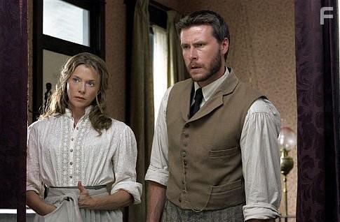Annette Bening and Dean McDermott in Открытый простор (2003)