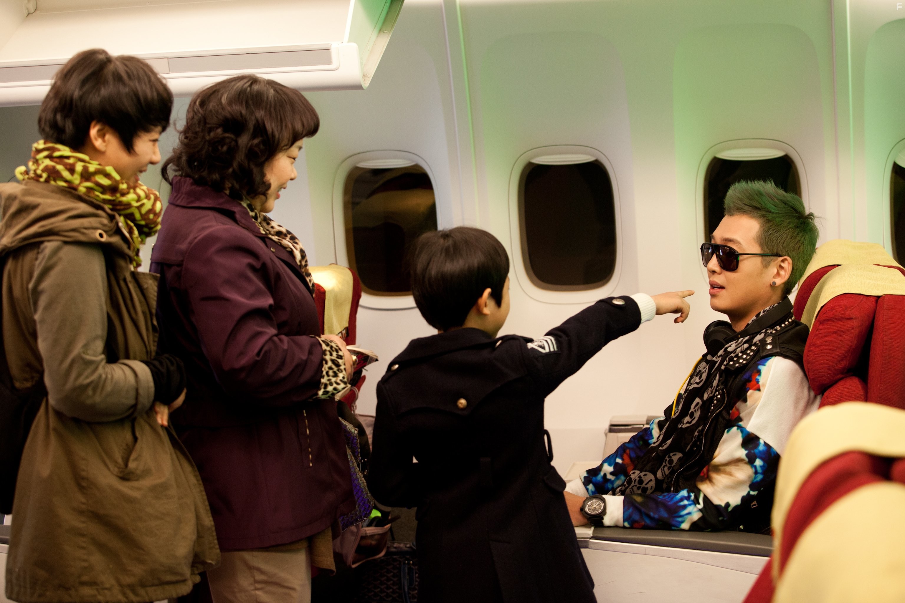 Kyung Ho Jung in Rol-lu-ko-seu-tu (2013)