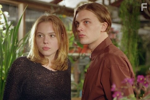 Agnes Bruckner and Michael Pitt in Отсчет убийст8 (2002)
