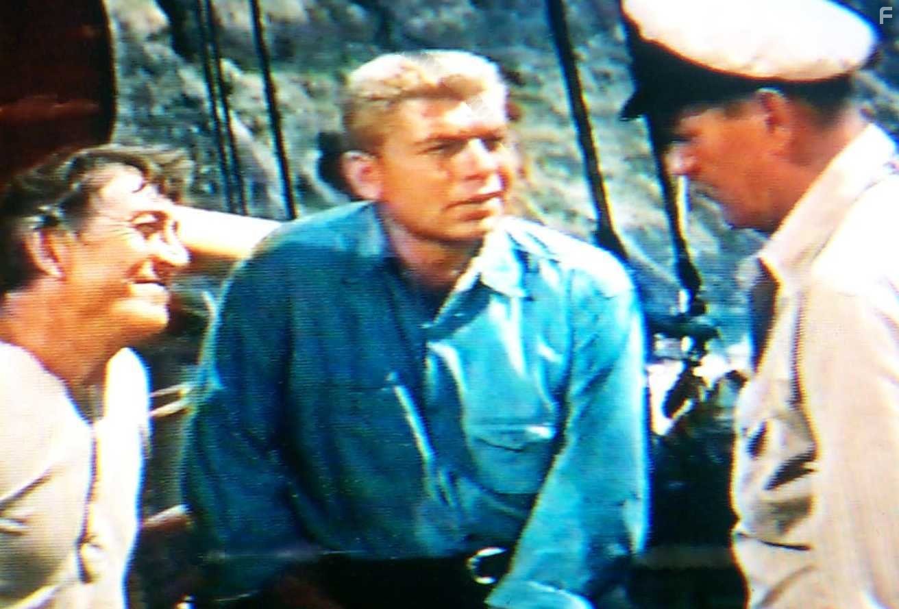 Claude Akins and Paul Fix in Морская погоня (1955)