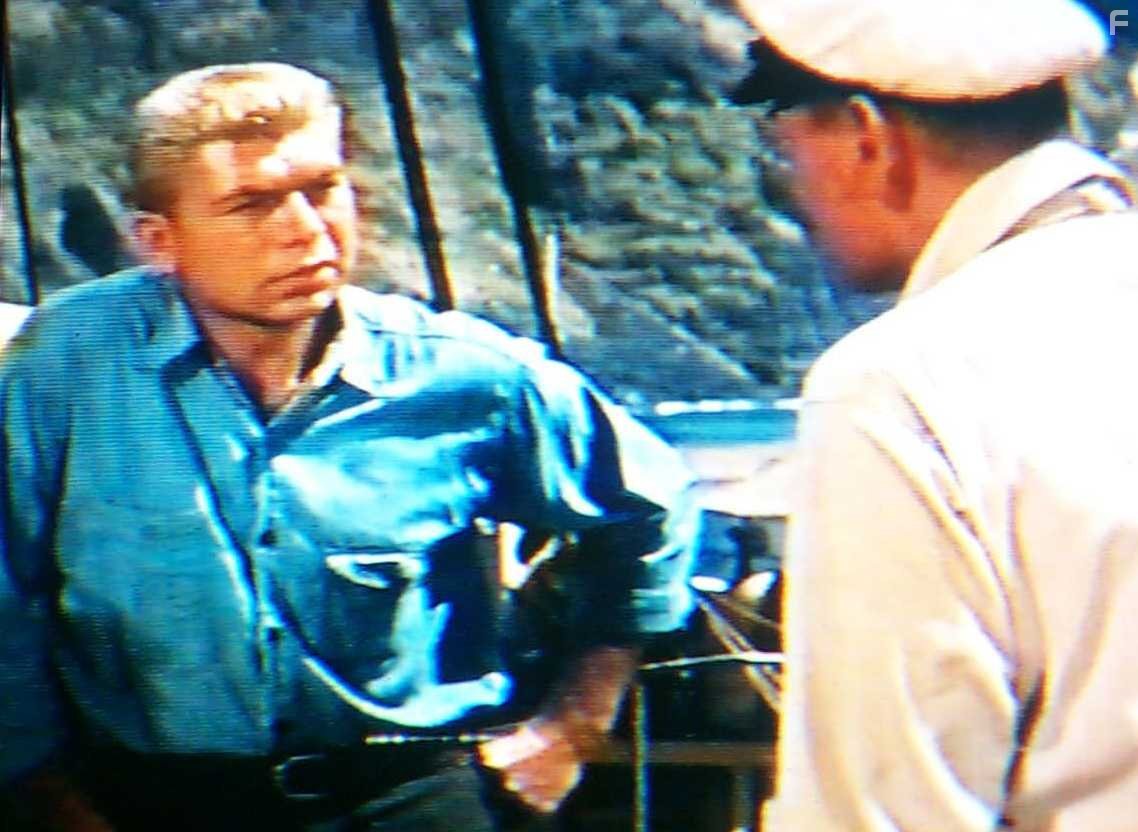 Claude Akins in Морская погоня (1955)