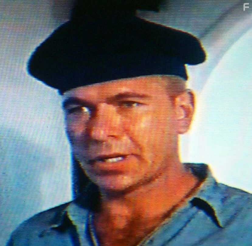 Claude Akins in Морская погоня (1955)
