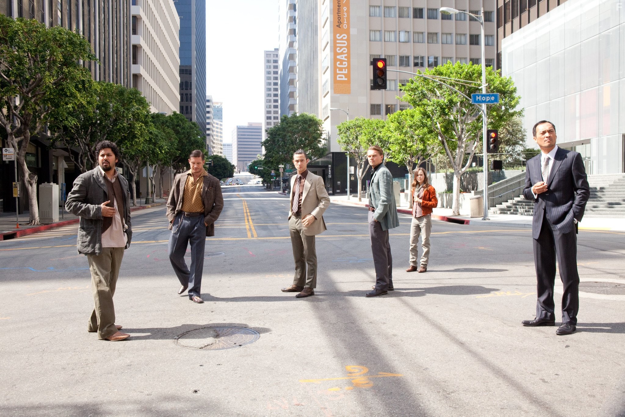 Leonardo DiCaprio, Joseph Gordon-Levitt, Tom Hardy, Ellen Page, Ken Watanabe, and Dileep Rao in Начало (2010)