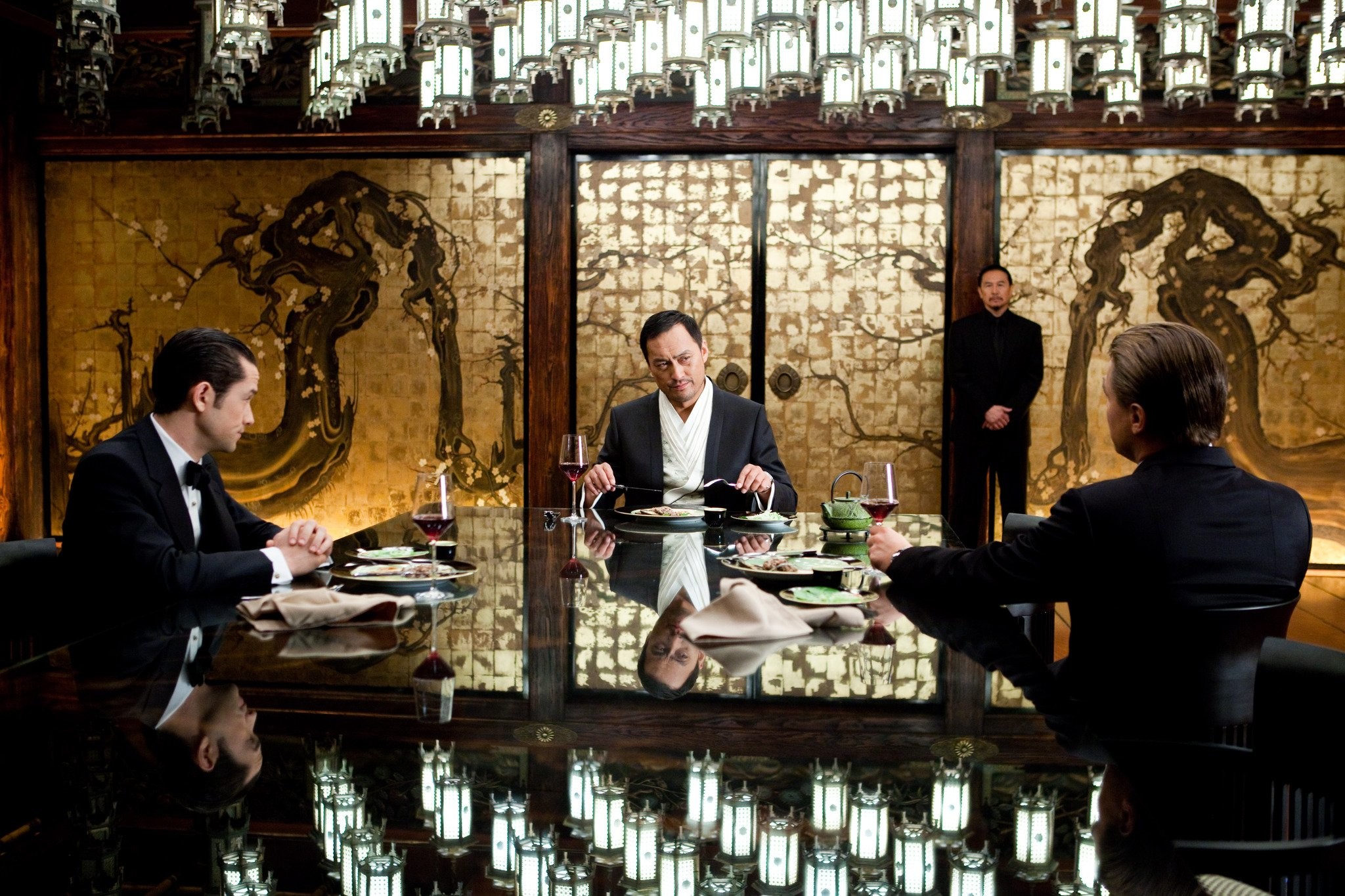 Leonardo DiCaprio, Joseph Gordon-Levitt, and Ken Watanabe in Начало (2010)