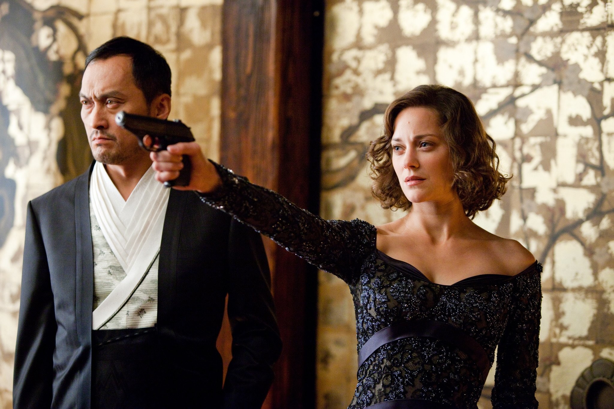 Marion Cotillard and Ken Watanabe in Начало (2010)