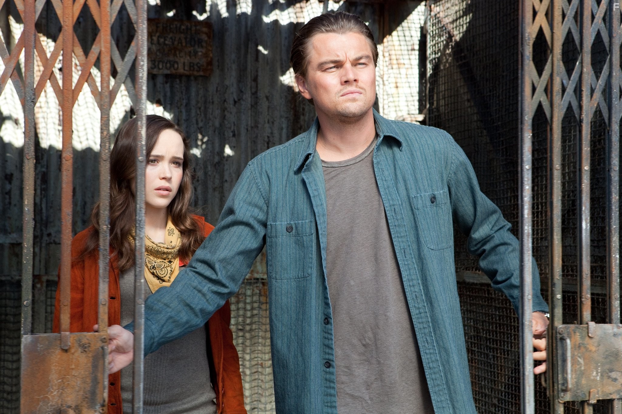 Leonardo DiCaprio and Ellen Page in Начало (2010)