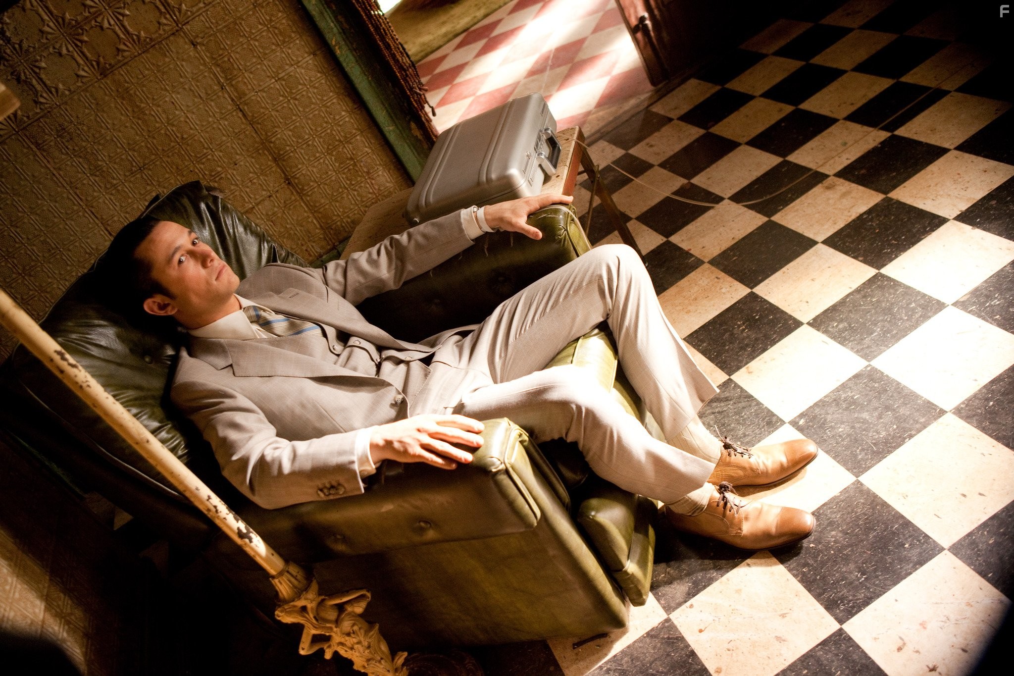 Joseph Gordon-Levitt in Начало (2010)