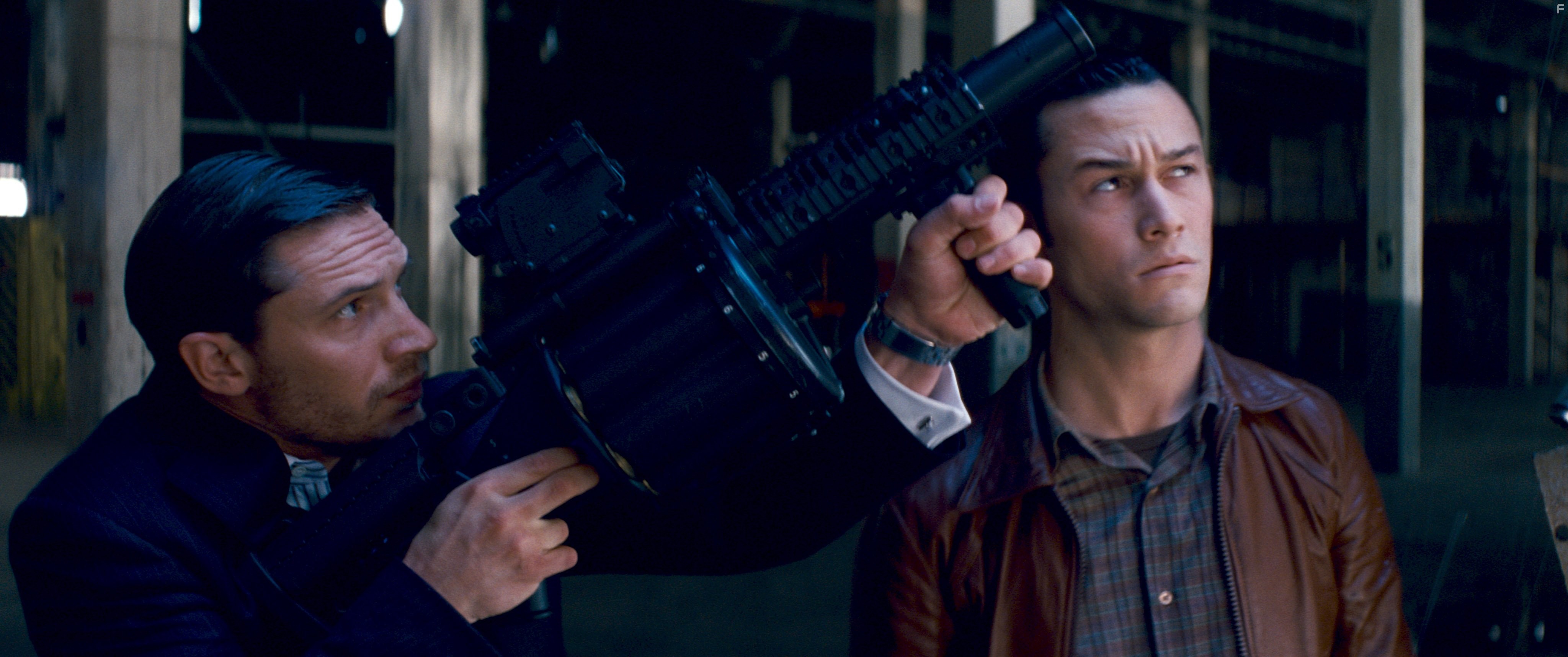 Joseph Gordon-Levitt and Tom Hardy in Начало (2010)