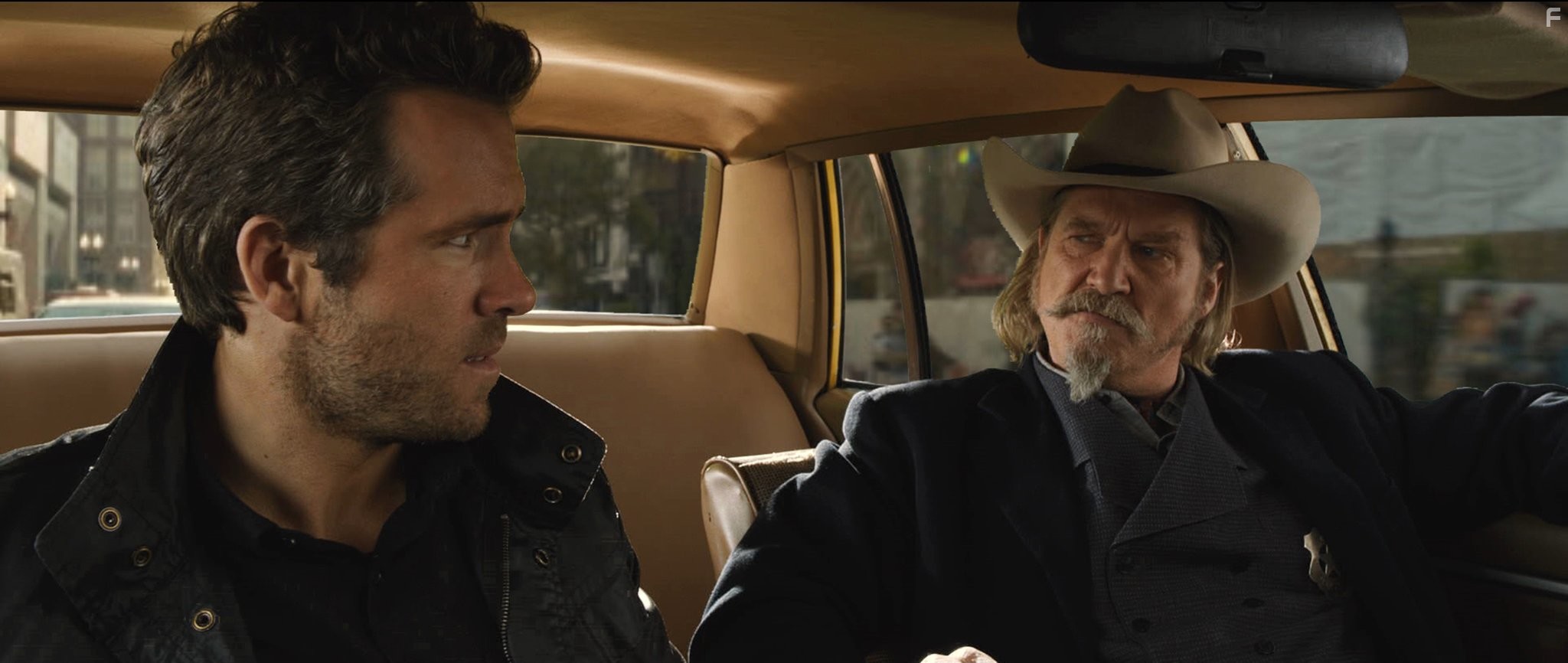 Jeff Bridges and Ryan Reynolds in Призрачный патруль (2013)