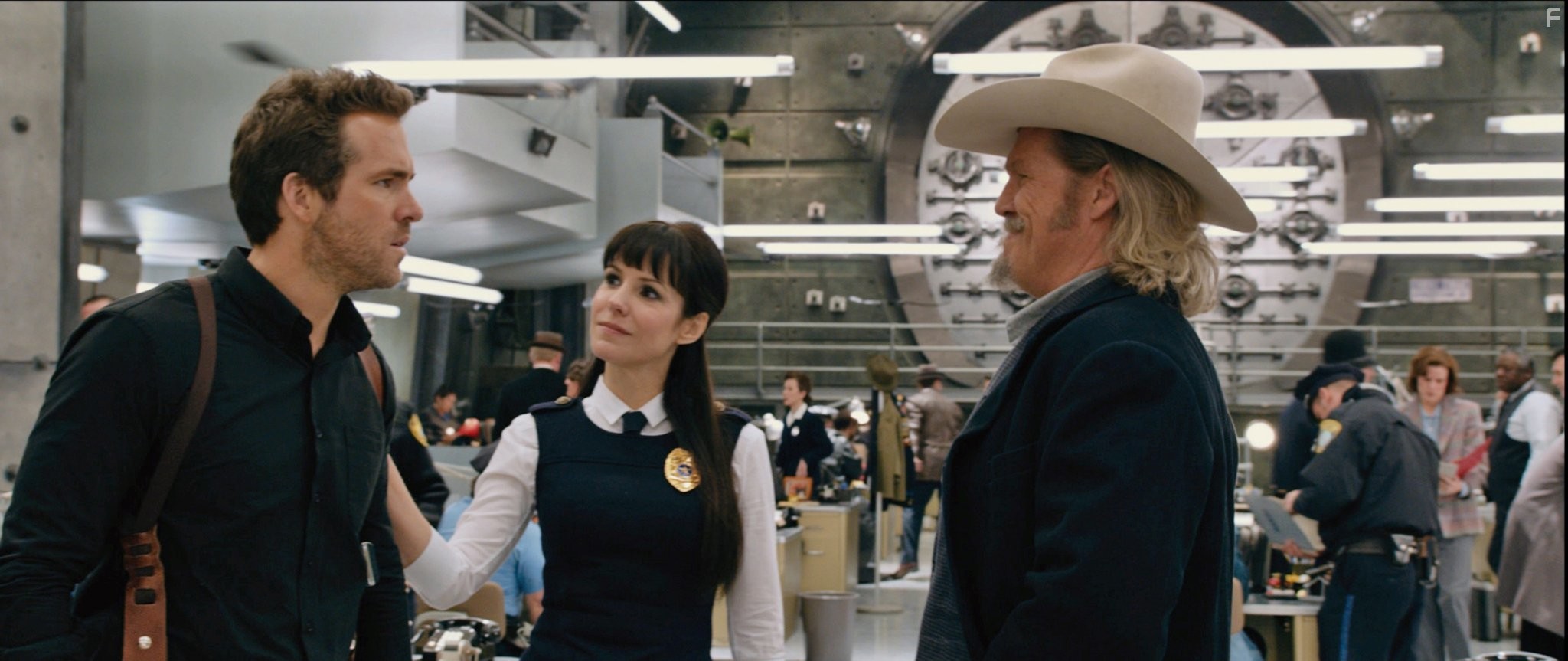 Jeff Bridges, Mary-Louise Parker, and Ryan Reynolds in Призрачный патруль (2013)
