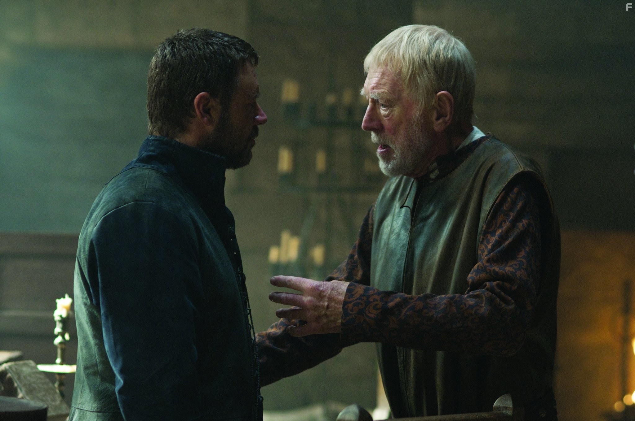 Russell Crowe and Max von Sydow in Робин Гуд (2010)