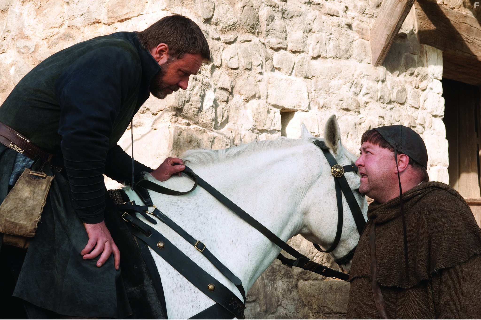 Russell Crowe and Mark Addy in Робин Гуд (2010)