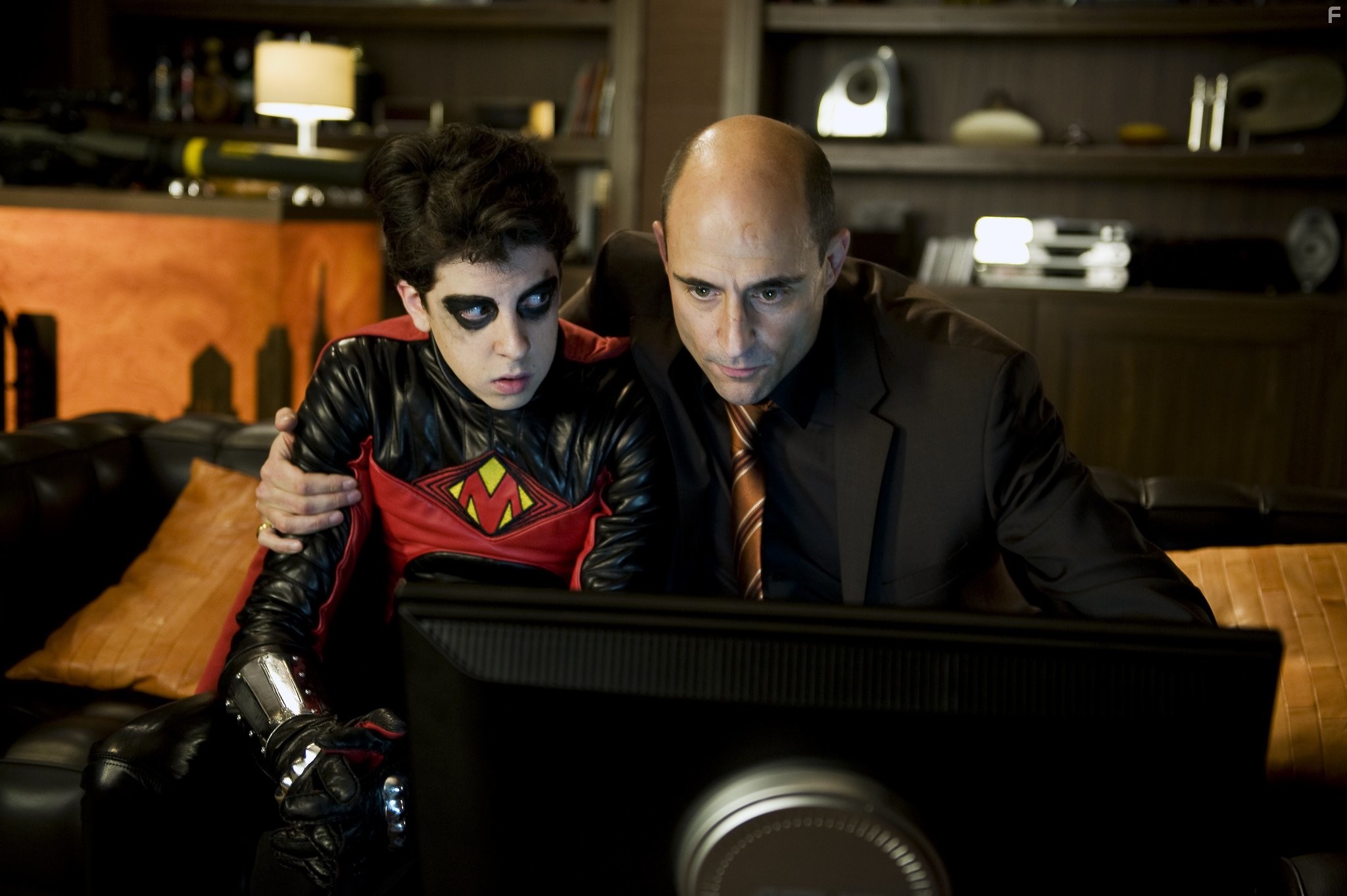 Mark Strong and Christopher Mintz-Plasse in Пипец (2010)