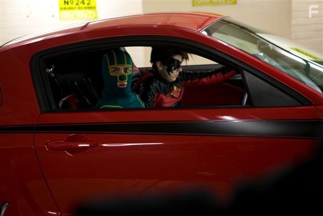 Aaron Taylor-Johnson and Christopher Mintz-Plasse in Пипец (2010)