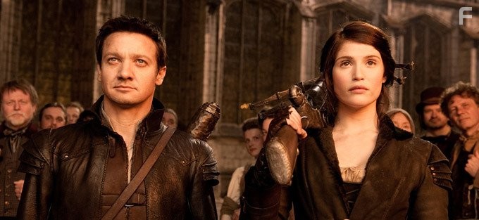 Jeremy Renner and Gemma Arterton in Охотники на ведьм (2013)