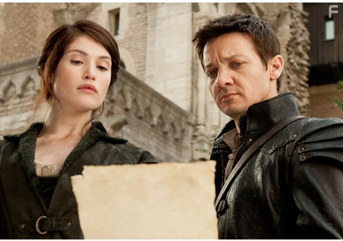 Jeremy Renner and Gemma Arterton in Охотники на ведьм (2013)