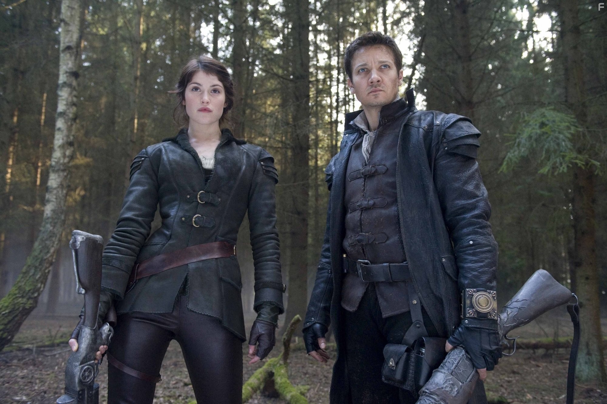 Jeremy Renner and Gemma Arterton in Охотники на ведьм (2013)