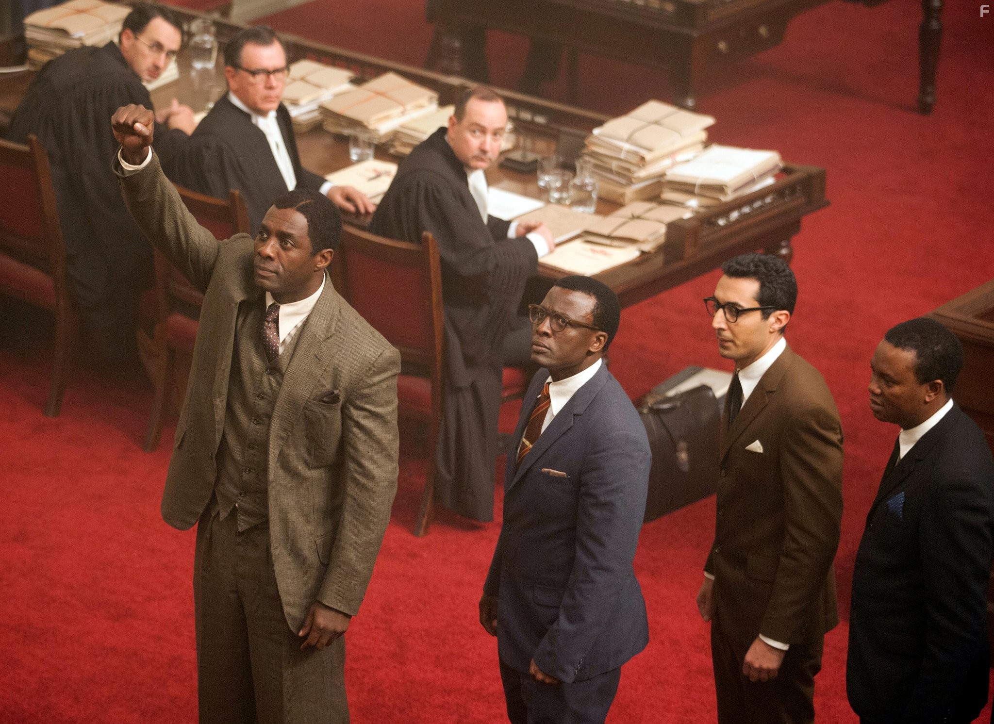 Idris Elba, Tony Kgoroge, Riaad Moosa, and Thapelo Mokoena in Долгая дорога к свободе (2013)