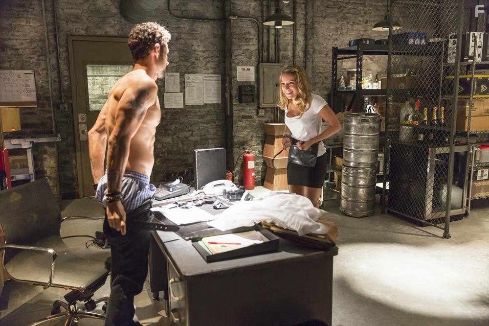 Vanessa Lengies and Tom Adam in Миксология (2013)