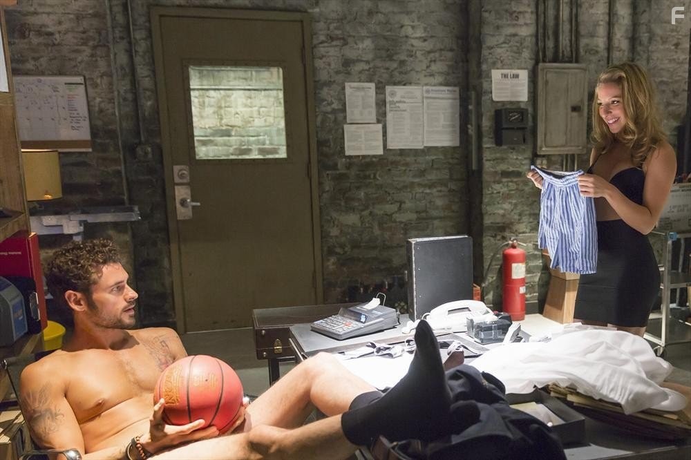 Vanessa Lengies and Tom Adam in Миксология (2013)