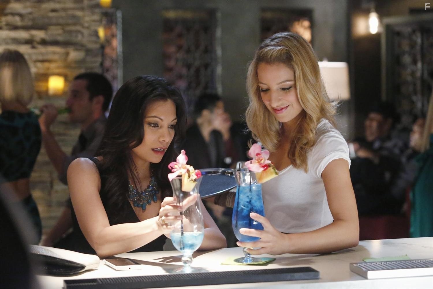 Vanessa Lengies and Ginger Gonzaga in Миксология (2013)