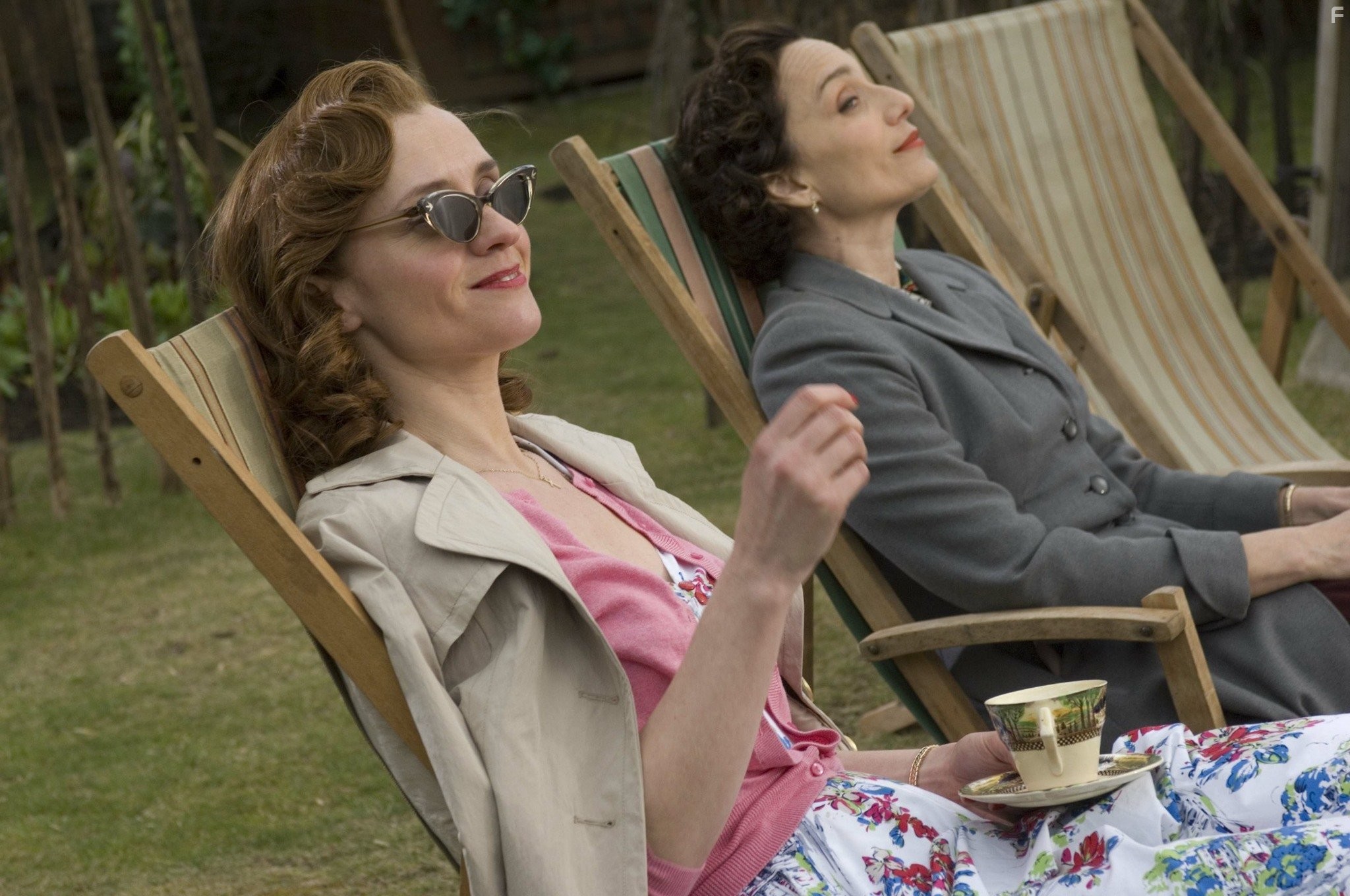 Kristin Scott Thomas and Anne-Marie Duff in Стать Джоном Ленноном (2009)