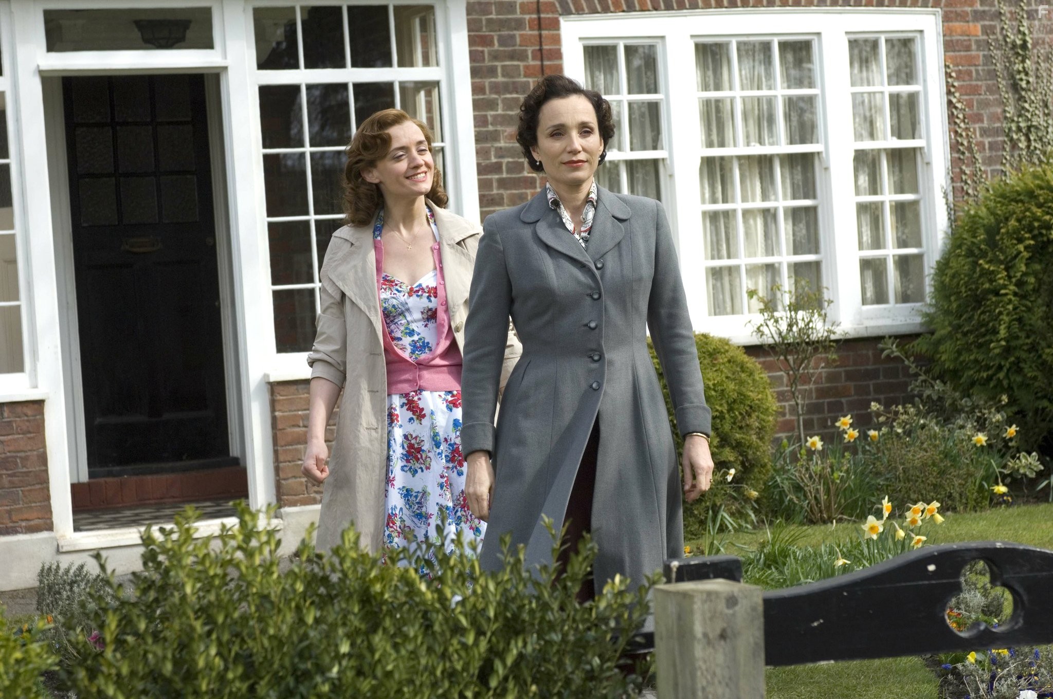 Kristin Scott Thomas and Anne-Marie Duff in Стать Джоном Ленноном (2009)