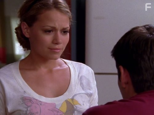 James Lafferty and Bethany Joy Lenz in Холм одного дерева (2003)