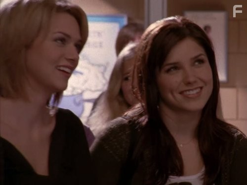 Sophia Bush and Hilarie Burton in Холм одного дерева (2003)