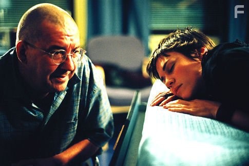 Marie-Jos?e Croze and R?my Girard in Нашествие варваров (2003)