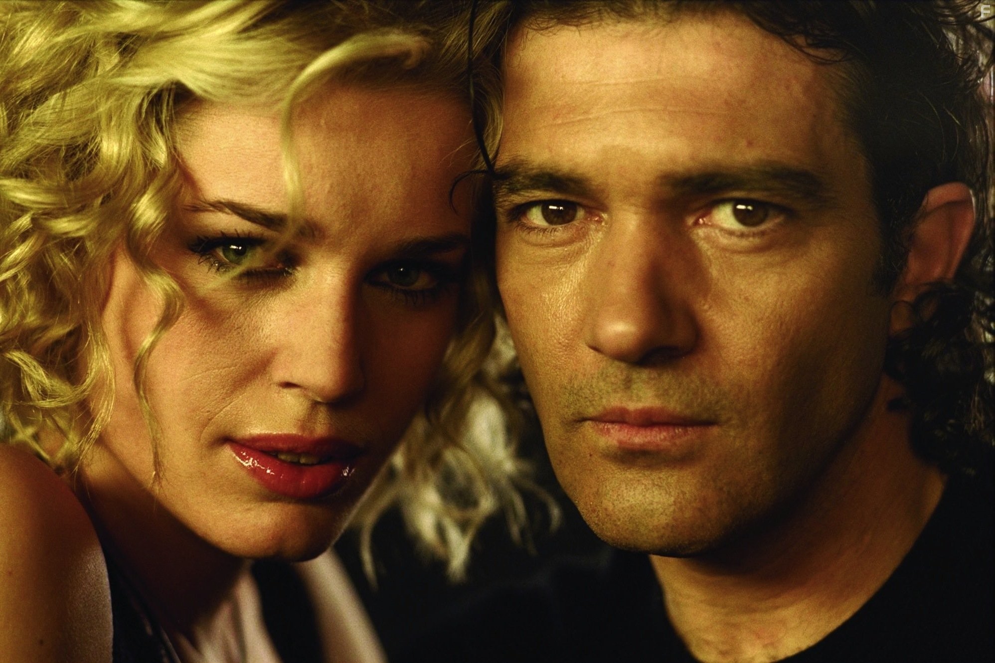 Antonio Banderas and Rebecca Romijn in Роковая женщина (2002)