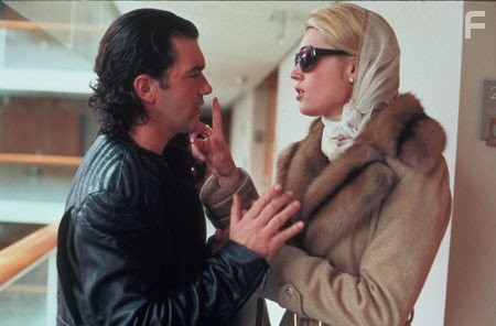 Antonio Banderas and Rebecca Romijn in Роковая женщина (2002)