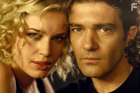 Antonio Banderas and Rebecca Romijn in Роковая женщина (2002)