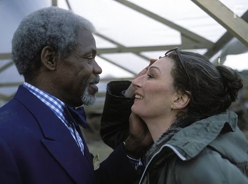 Danny Glover and Anjelica Huston in Семейка Тененбаум (2001)