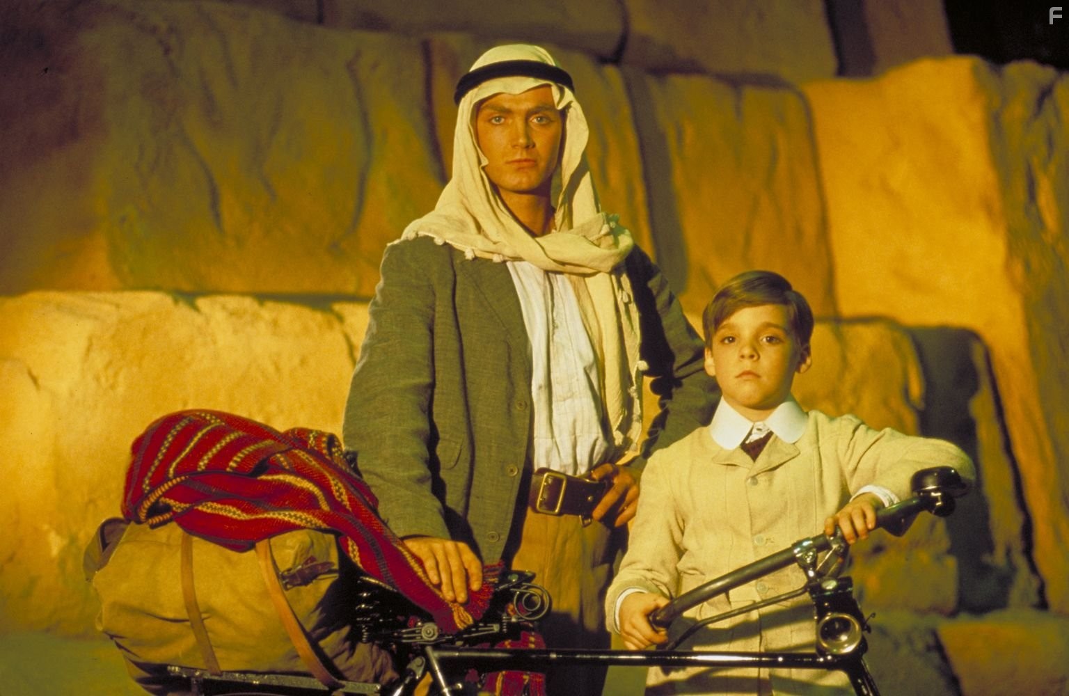 Sean Patrick Flanery and Corey Carrier in Приключения молодого Индианы Джонса (1992)