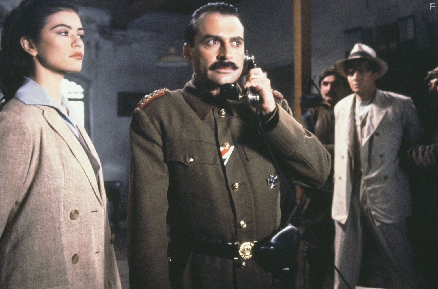 Catherine Zeta-Jones and Haluk Bilginer in Приключения молодого Индианы Джонса (1992)