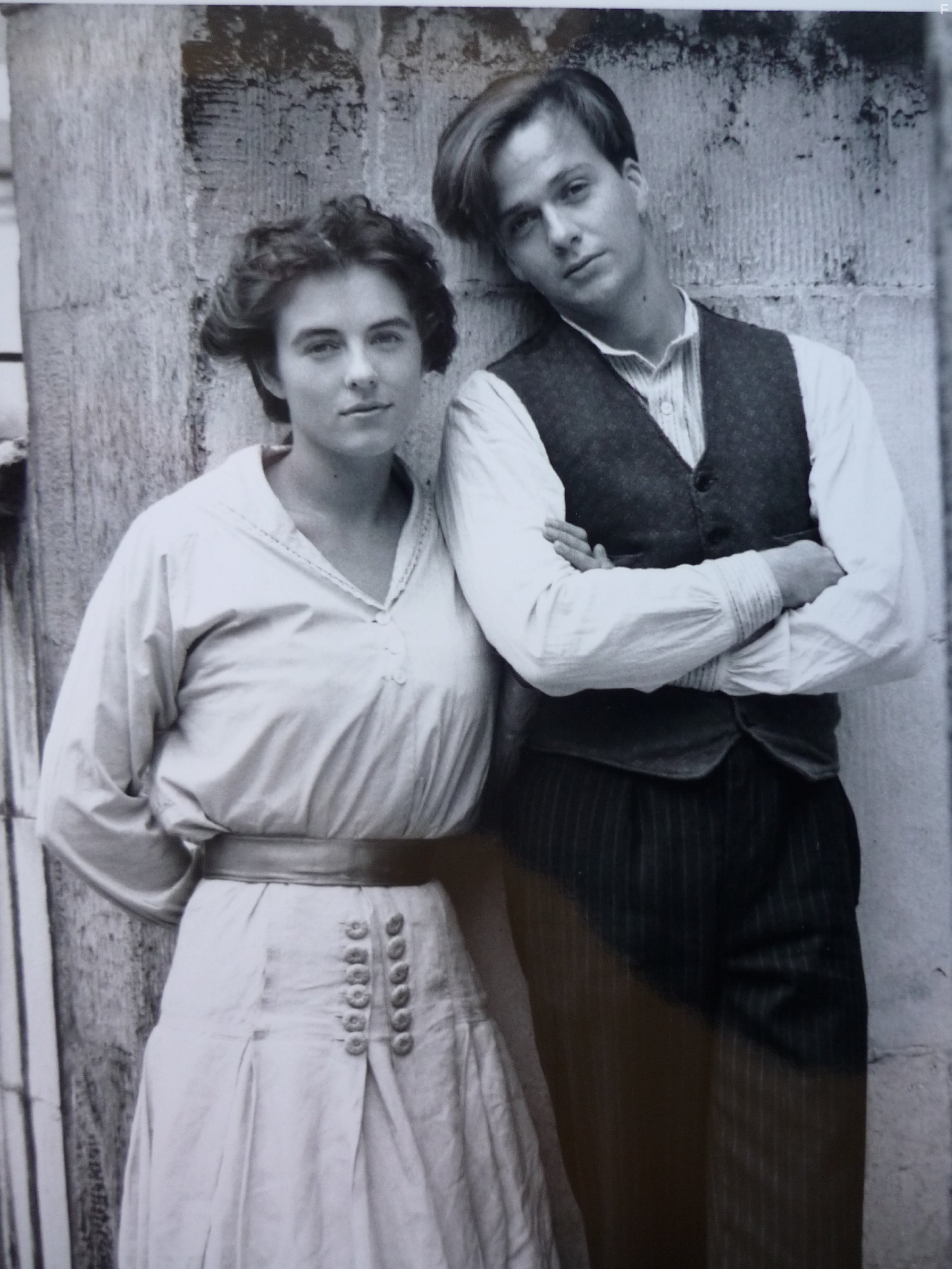 Elizabeth Hurley and Sean Patrick Flanery in Приключения молодого Индианы Джонса (1992)