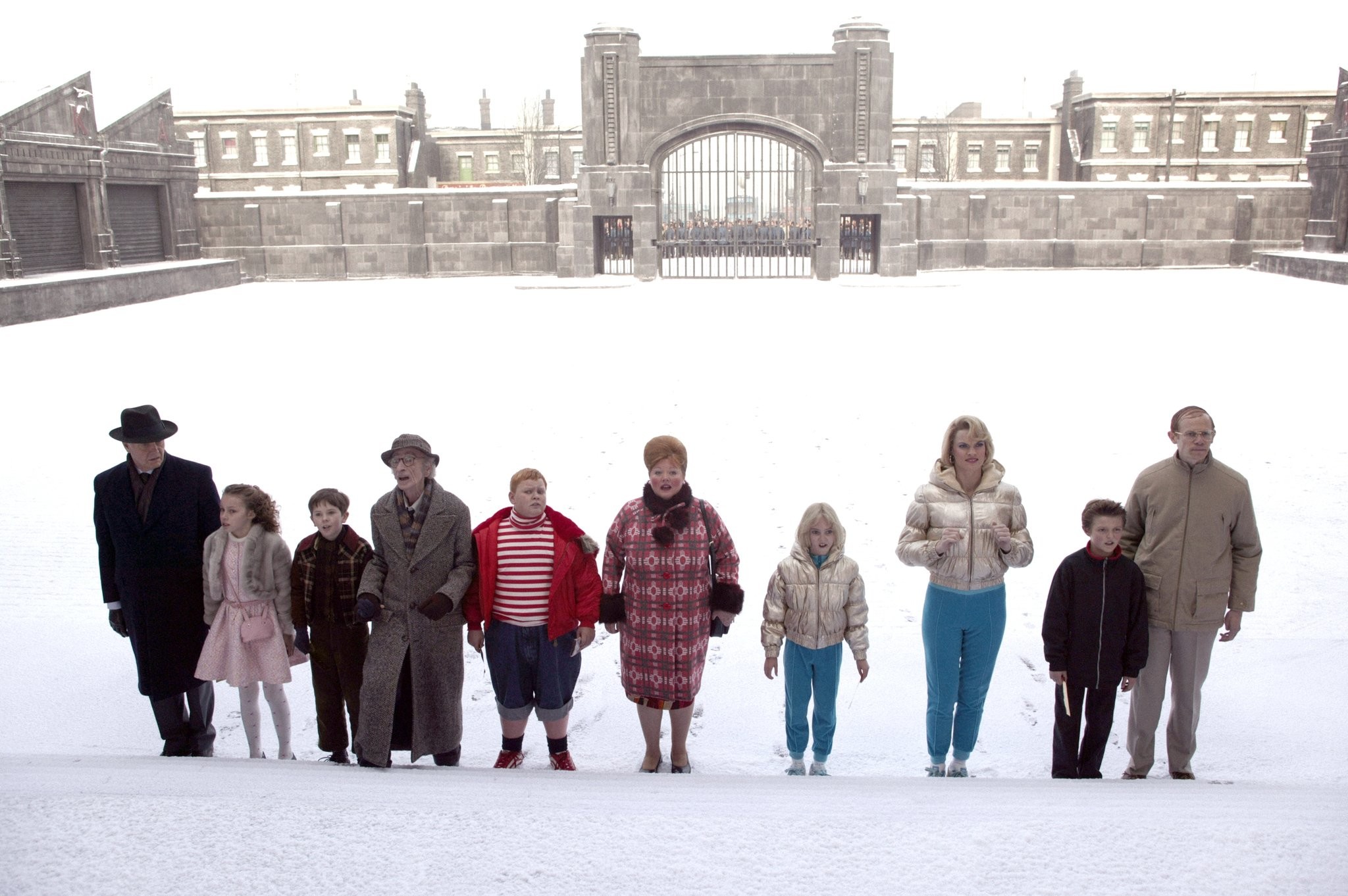 James Fox, Adam Godley, Freddie Highmore, David Kelly, Missi Pyle, Franziska Troegner, AnnaSophia Robb, Julia Winter, Jordan Fry, and Philip Wiegratz in Чарли и шoколадная фабрика (2005)