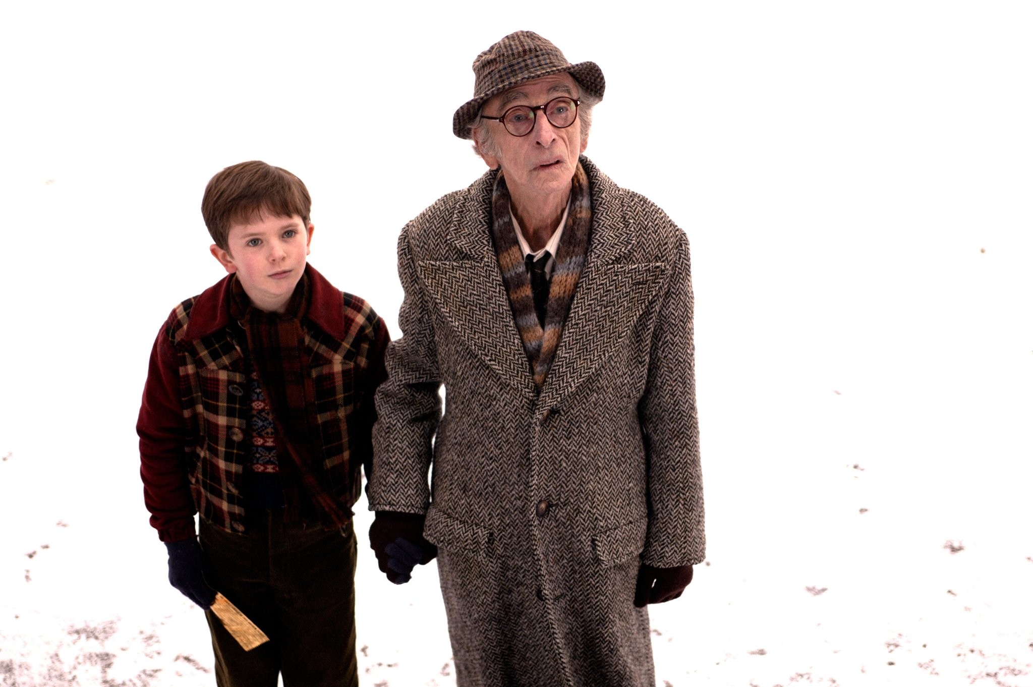Freddie Highmore and David Kelly in Чарли и шoколадная фабрика (2005)