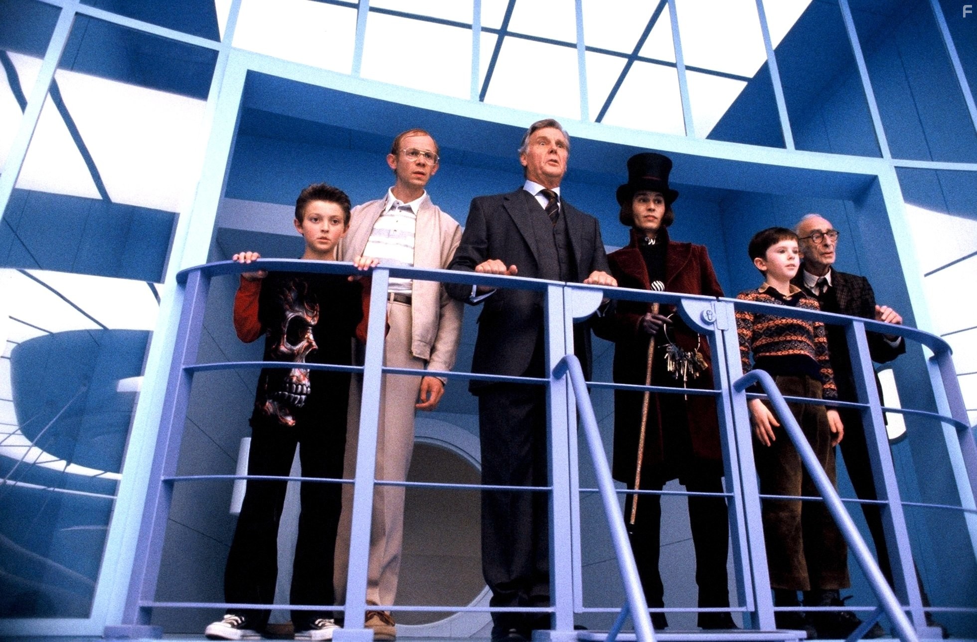 Johnny Depp, James Fox, Adam Godley, Freddie Highmore, David Kelly, and Jordan Fry in Чарли и шoколадная фабрика (2005)