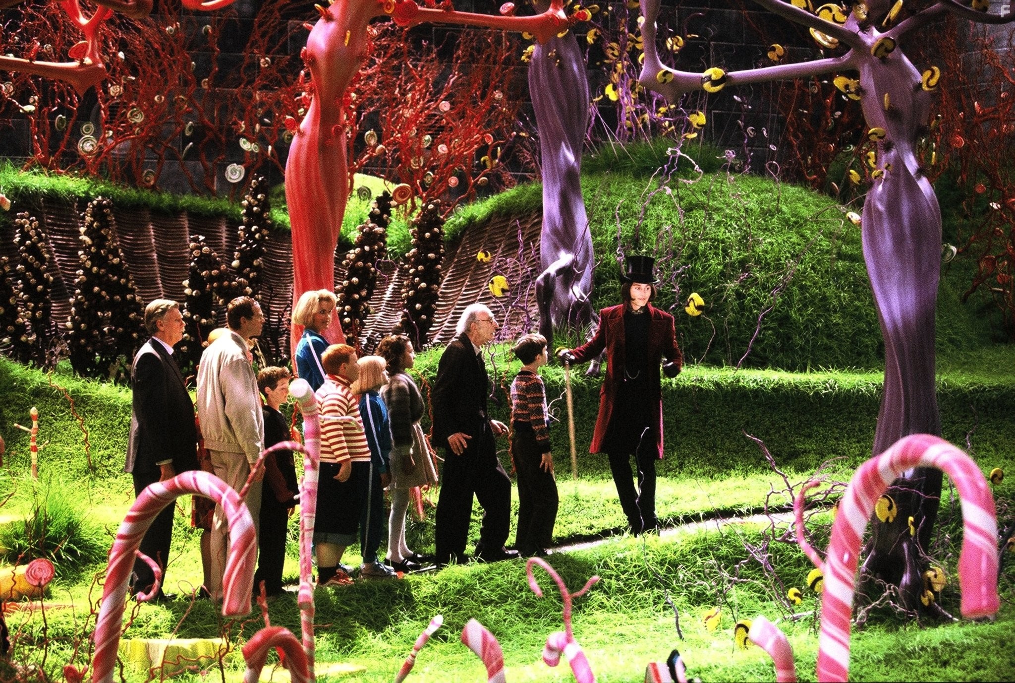 Johnny Depp, James Fox, Adam Godley, Freddie Highmore, David Kelly, Missi Pyle, AnnaSophia Robb, Julia Winter, Jordan Fry, and Philip Wiegratz in Чарли и шoколадная фабрика (2005)