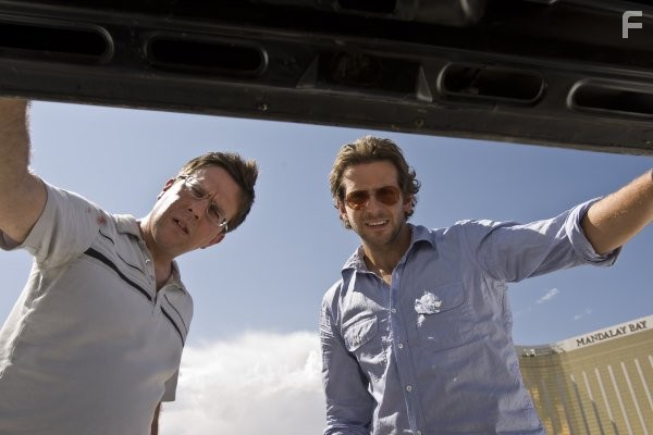 Bradley Cooper and Ed Helms in Мальчишник в Вегасе (2009)