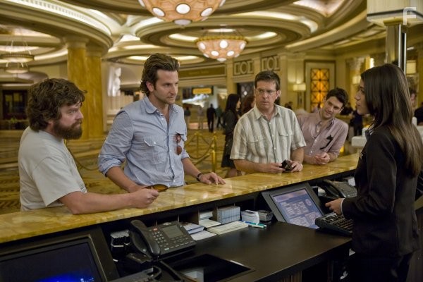 Justin Bartha, Bradley Cooper, Zach Galifianakis, Ed Helms, and Nathalie Fay in Мальчишник в Вегасе (2009)