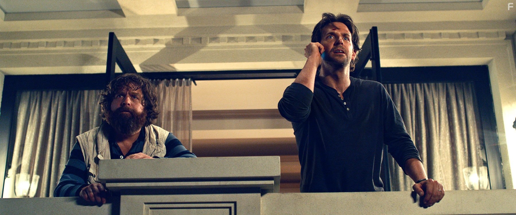 Bradley Cooper and Zach Galifianakis in Мальчишник: Часть III (2013)