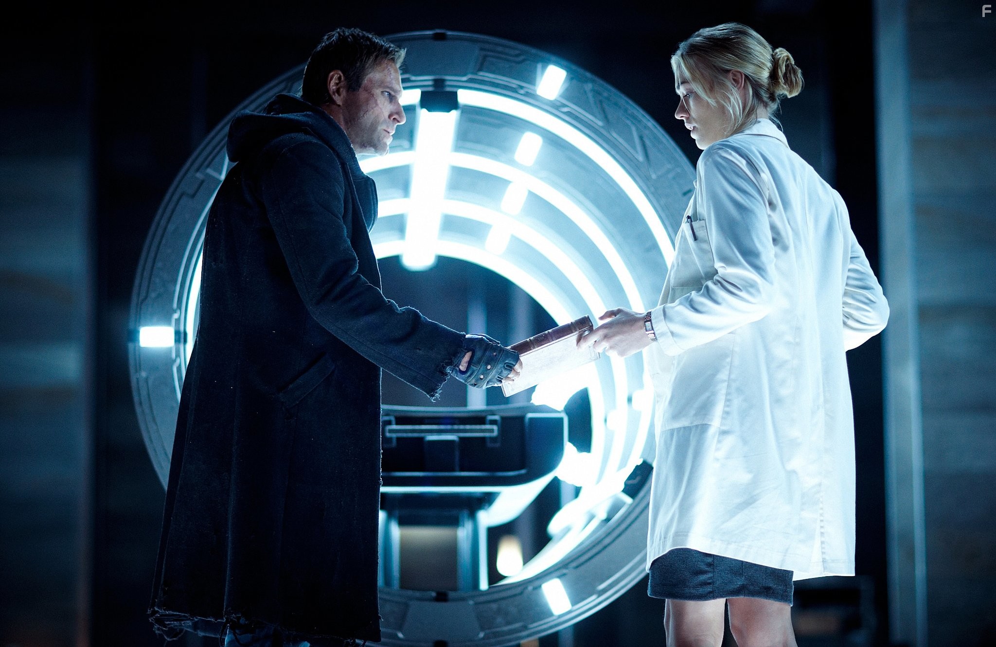 Aaron Eckhart and Yvonne Strahovski in Я, Франкенштейн (2014)