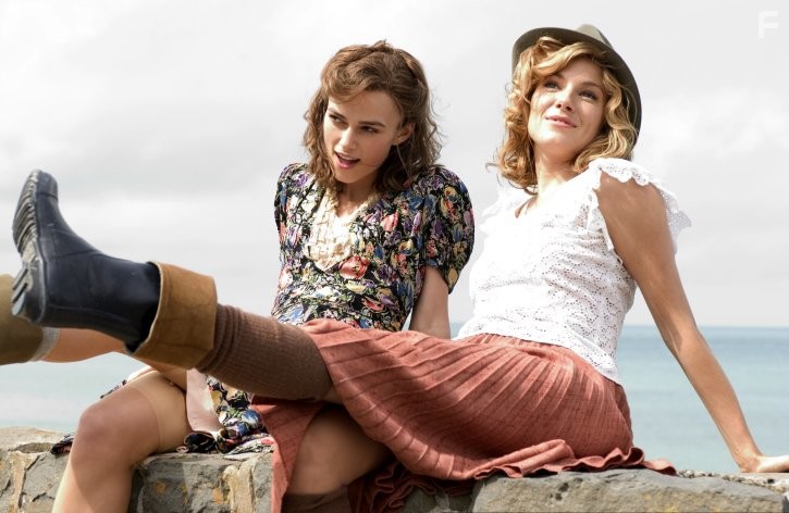 Keira Knightley and Sienna Miller in Запретная любовь (2008)