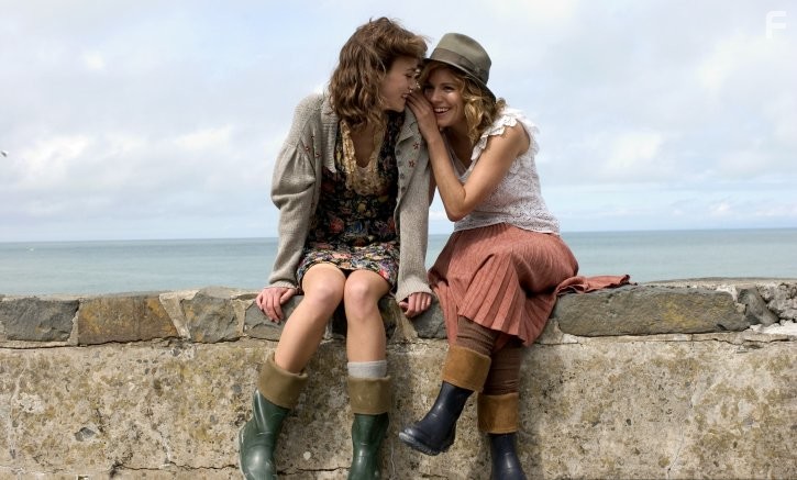 Keira Knightley and Sienna Miller in Запретная любовь (2008)