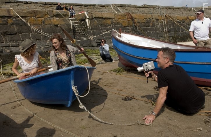 Keira Knightley and Sienna Miller in Запретная любовь (2008)