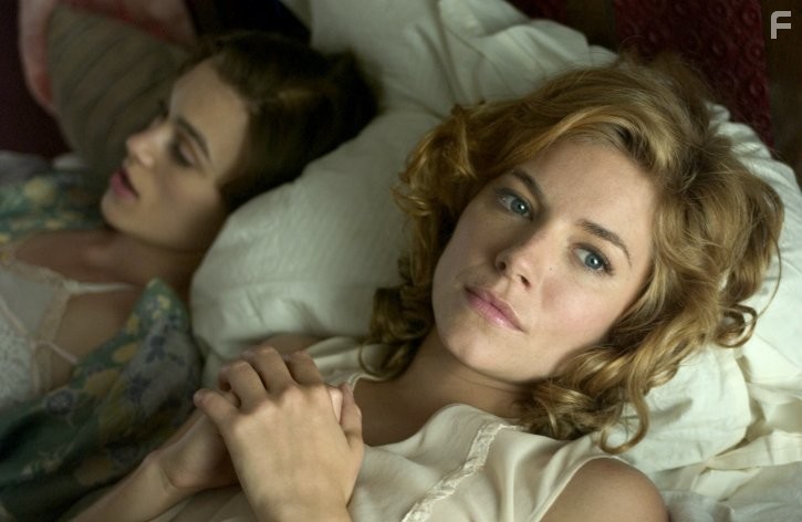 Keira Knightley and Sienna Miller in Запретная любовь (2008)