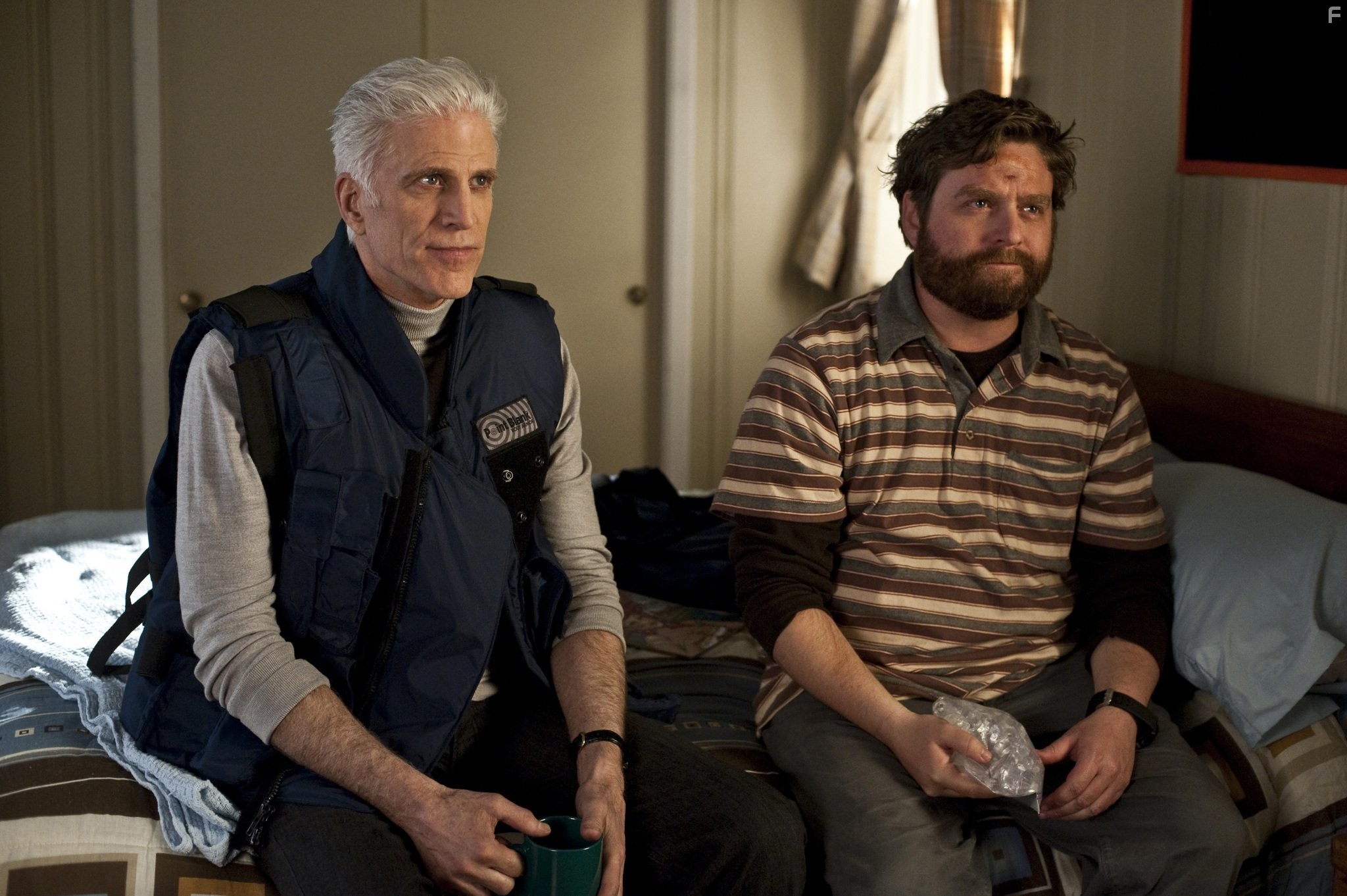Ted Danson and Zach Galifianakis in Убить скуку (2009)